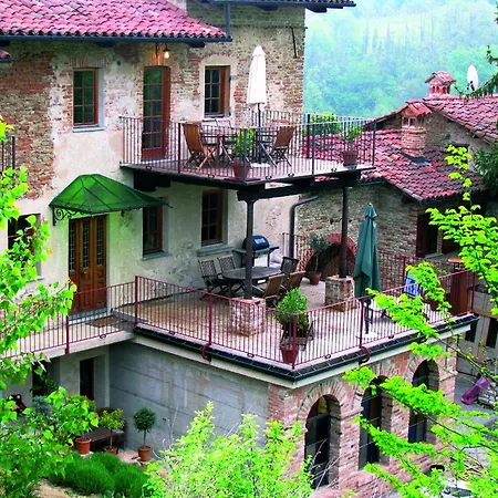 Prázdninový dům With Large Covered Terrace In Small With Swimming Pool Bastia Mondovì